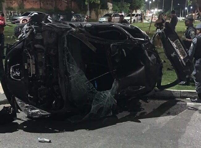 No carro estavam quatro pessoas, duas delas morreram na hora - Foto: Reprodução/Whatsapp