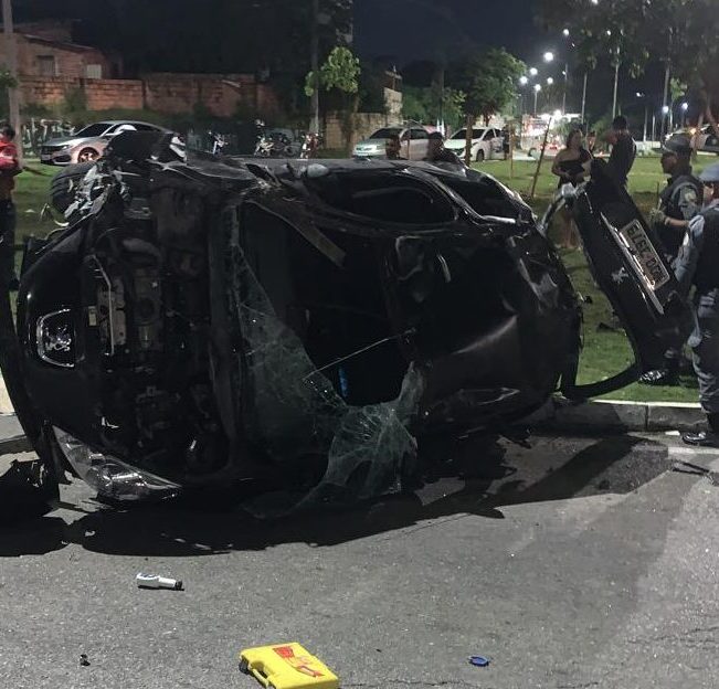 Duas pessoas morrem após carro bater em poste e capotar em Manaus