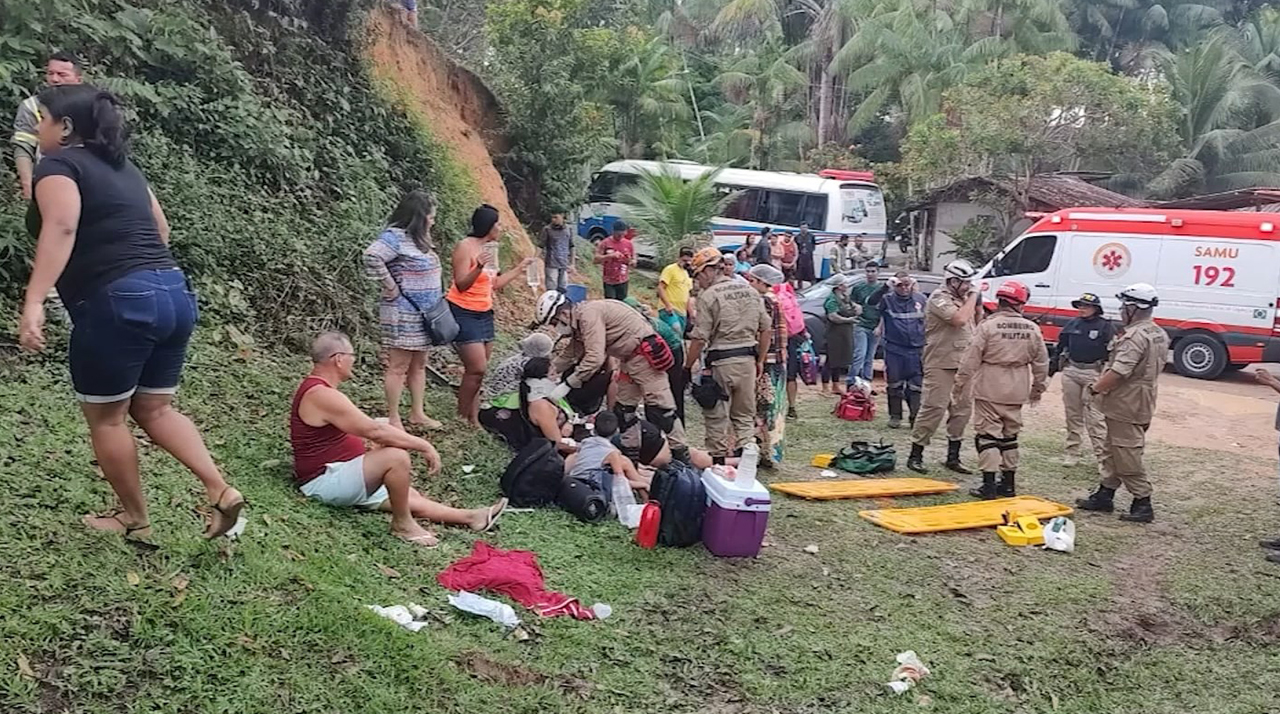 VÍDEO: acidente entre carreta e micro-ônibus deixa 11 feridos na BR-174