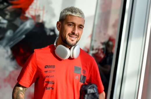 Cortado pouco antes do jogo contra o Corinthians, Arrascaeta foi liberado para embarcar com o grupo rumo ao Chile - Foto: Marcelo Cortes/CRF/divulgação