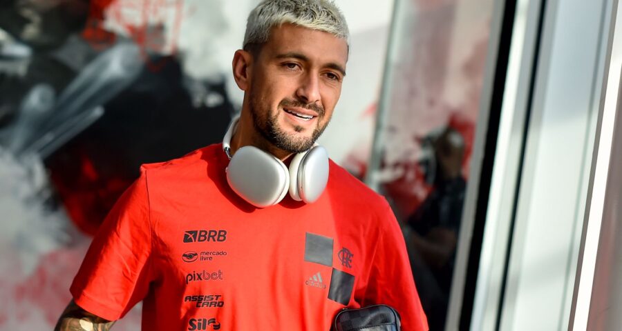 Cortado pouco antes do jogo contra o Corinthians, Arrascaeta foi liberado para embarcar com o grupo rumo ao Chile - Foto: Marcelo Cortes/CRF/divulgação