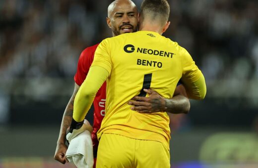 Zagueiro Thiago Heleno cumprimenta o goleiro Bento, herói da classificação do Athletico-PR - Foto: Reprodução/Twitter @AthleticoPR