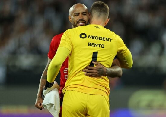 Zagueiro Thiago Heleno cumprimenta o goleiro Bento, herói da classificação do Athletico-PR - Foto: Reprodução/Twitter @AthleticoPR