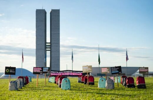 Mochilas vazias em ato em homenagem ás vítimas de ataques nas escolas - Foto: Andressa Anholete/Avaaz