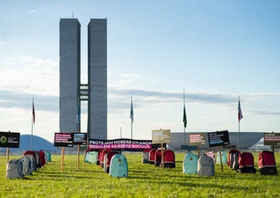 Mochilas vazias em ato em homenagem ás vítimas de ataques nas escolas - Foto: Andressa Anholete/Avaaz