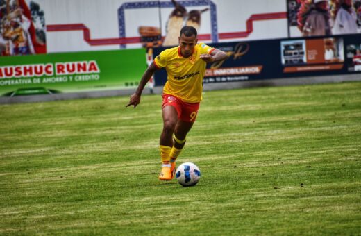 Aucas e Racing jogam no estádio Chillogallo, em Quito - Foto: Reprodução/Twitter @Aucas45