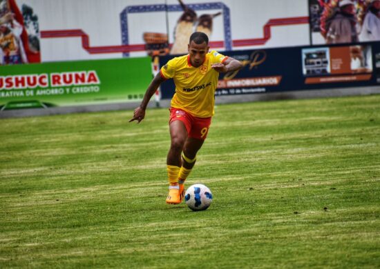 Aucas e Racing jogam no estádio Chillogallo, em Quito - Foto: Reprodução/Twitter @Aucas45