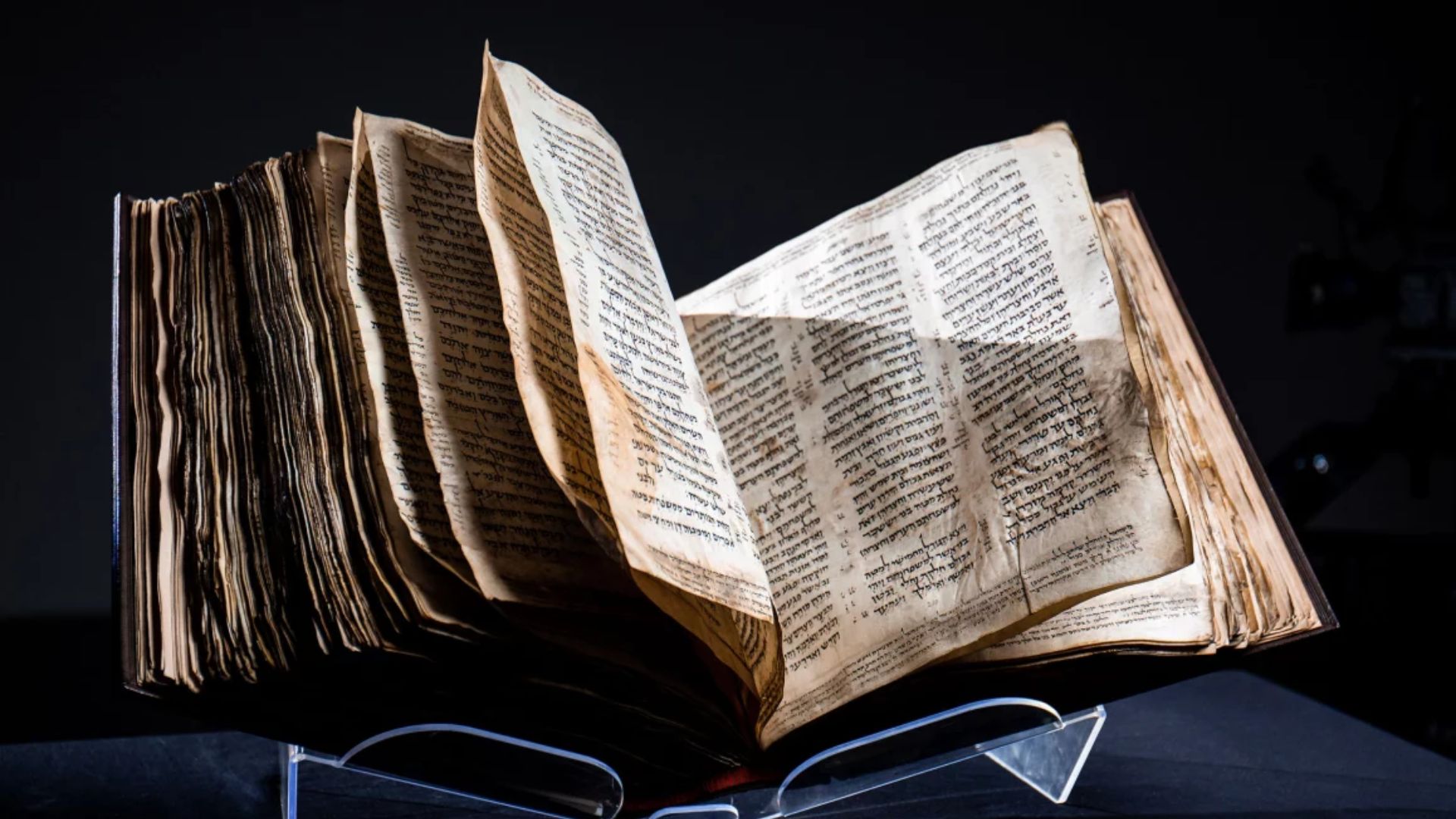 Bíblia Hebraica - O Codex Sassoon foi arrematado durante o leilão da Sotheby's, em Nova York