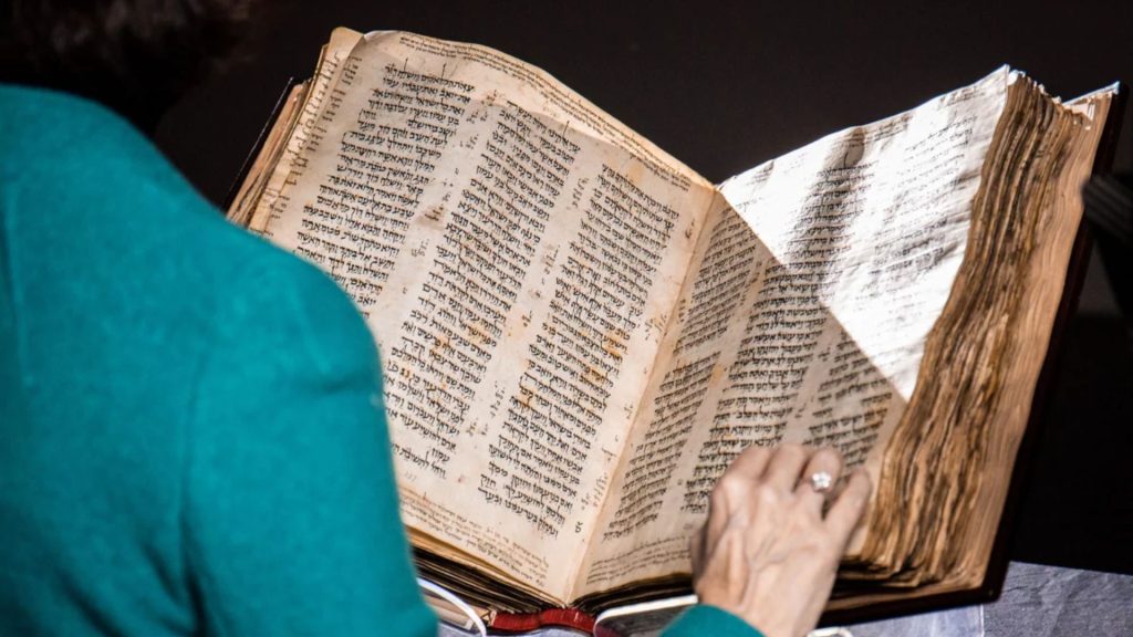 Bíblia Hebraica - O Codex Sassoon foi arrematado durante o leilão da Sotheby's, em Nova York