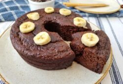 Bolo fit de banana com chocolate - Foto: Reprodução/Receitaria