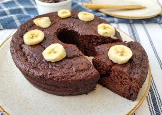 Bolo fit de banana com chocolate - Foto: Reprodução/Receitaria