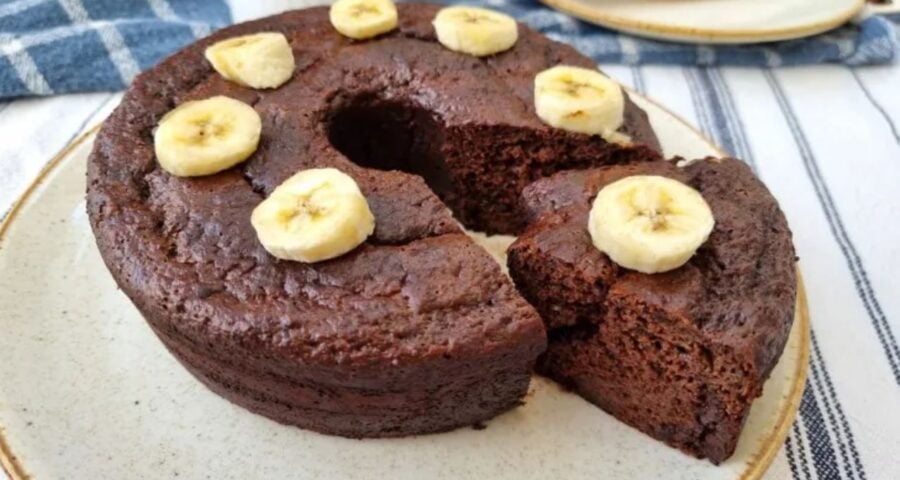 Bolo fit de banana com chocolate - Foto: Reprodução/Receitaria