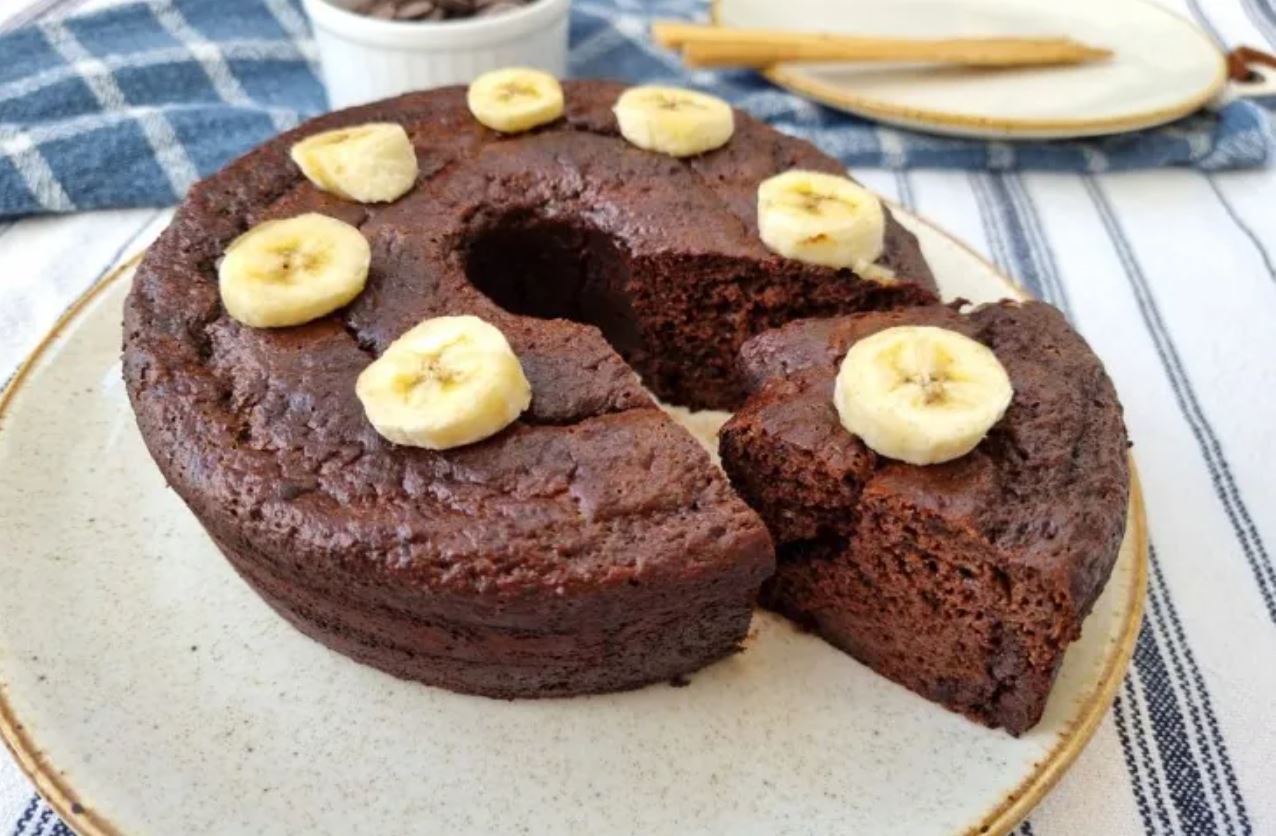 Bolo fit de banana com chocolate - Foto: Reprodução/Receitaria