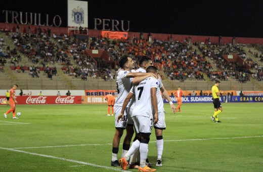 Elenco alvinegro comemora a vitória fora de casa e liderança na tabela - Foto: Vítor Silva/BFR/divulgação