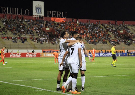 Elenco alvinegro comemora a vitória fora de casa e liderança na tabela - Foto: Vítor Silva/BFR/divulgação