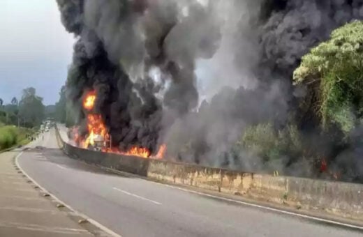 Minas Gerais: Caminhão tomba e explode na BR-04, nesta quinta, 11 - Foto: CBMG