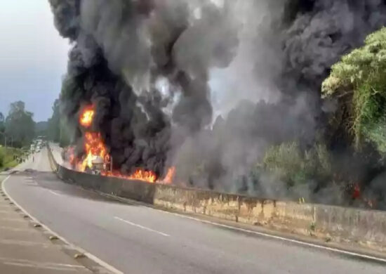 Minas Gerais: Caminhão tomba e explode na BR-04, nesta quinta, 11 - Foto: CBMG