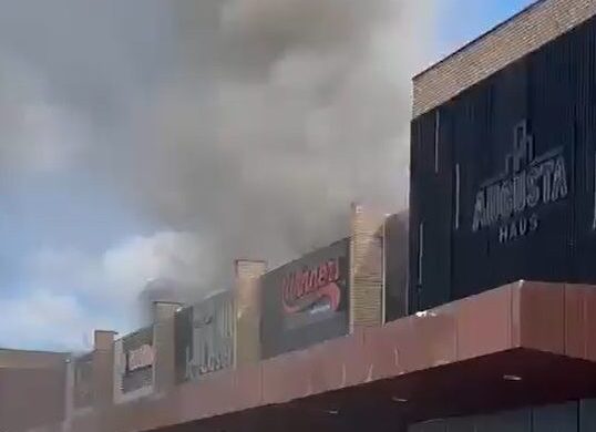 Incêndio atinge centro comercial em Manaus, no AM - Foto: Reprodução/Redes sociais