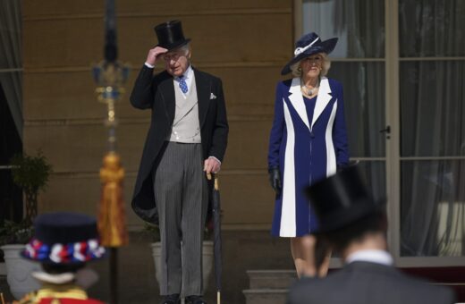 O rei Charles III, da Grã-Bretanha, e sua esposa Camilla, rainha consorte, participam da Garden Party no Palácio de Buckingham - Foto: Yui Mok/Associated Press/Estadão Conteúdo