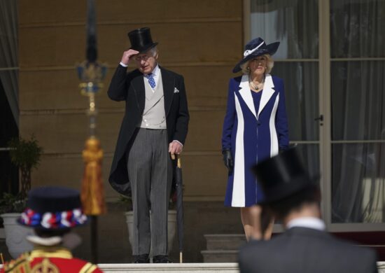 O rei Charles III, da Grã-Bretanha, e sua esposa Camilla, rainha consorte, participam da Garden Party no Palácio de Buckingham - Foto: Yui Mok/Associated Press/Estadão Conteúdo