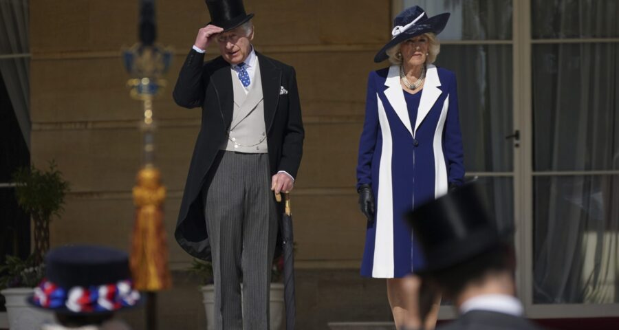 O rei Charles III, da Grã-Bretanha, e sua esposa Camilla, rainha consorte, participam da Garden Party no Palácio de Buckingham - Foto: Yui Mok/Associated Press/Estadão Conteúdo