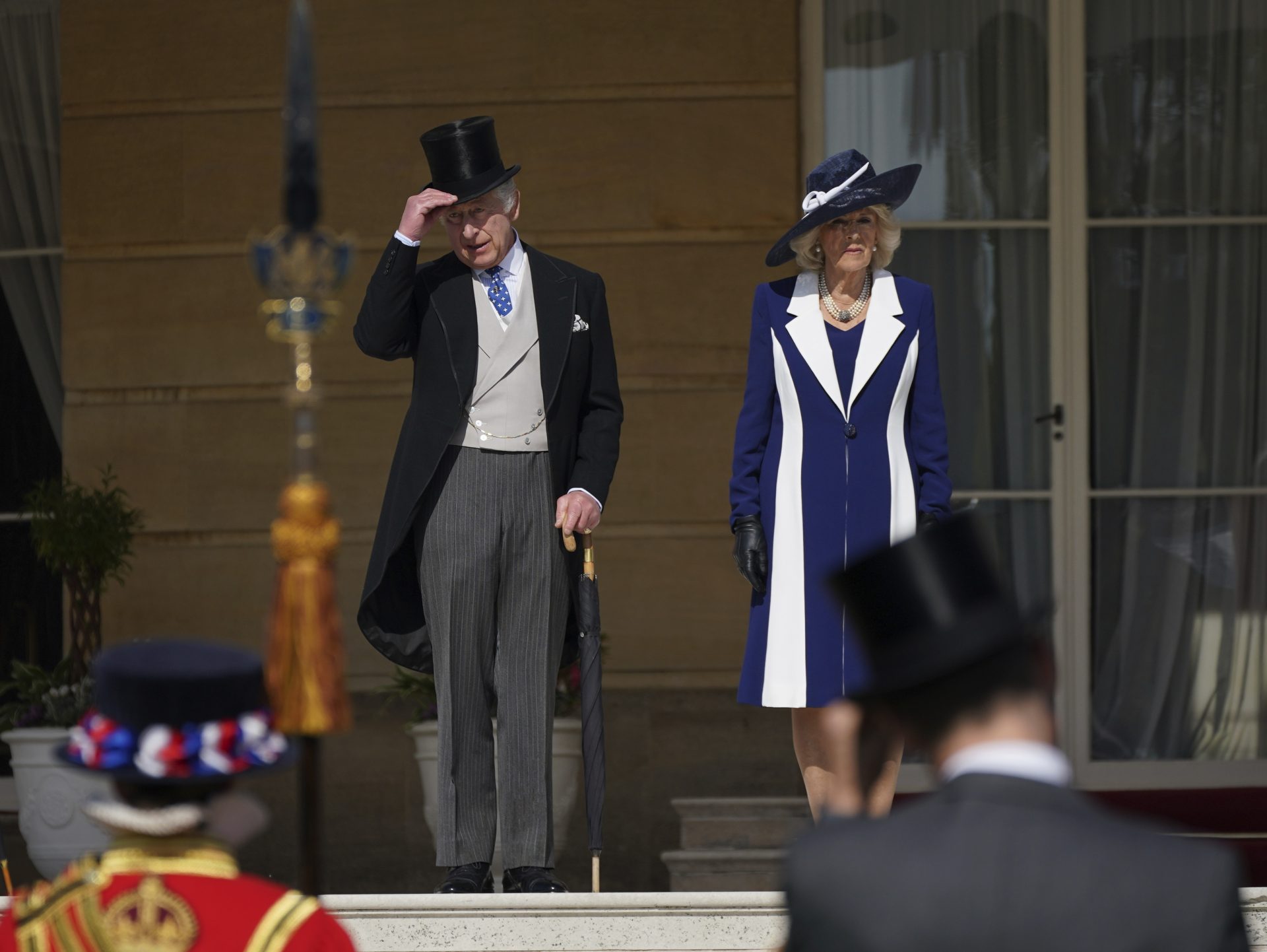 O rei Charles III, da Grã-Bretanha, e sua esposa Camilla, rainha consorte, participam da Garden Party no Palácio de Buckingham - Foto: Yui Mok/Associated Press/Estadão Conteúdo