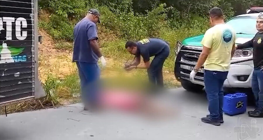 Corpo de homem é encontrado enrolado com fio elétrico em ramal de Manaus. Foto: Reprodução/ TV Norte Amazonas.