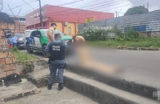 Corpo de homem é jogado de carro em movimento na Zona Norte de Manaus. Foto: Reprodução/ TV Norte Amazonas.