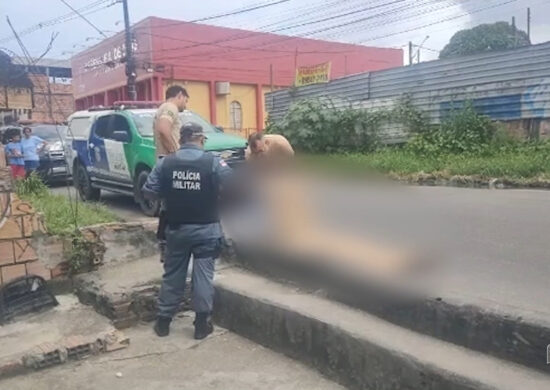 Corpo de homem é jogado de carro em movimento na Zona Norte de Manaus. Foto: Reprodução/ TV Norte Amazonas.