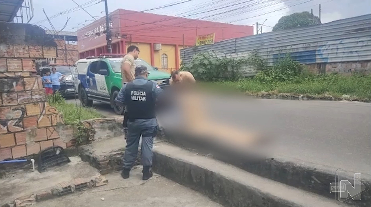 Corpo de homem é jogado de carro em movimento na Zona Norte de Manaus. Foto: Reprodução/ TV Norte Amazonas.