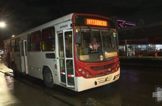 Dois suspeitos assaltam ônibus da linha 418 na Zona Leste de Manaus. Foto: Reprodução/ TV Norte Amazonas.