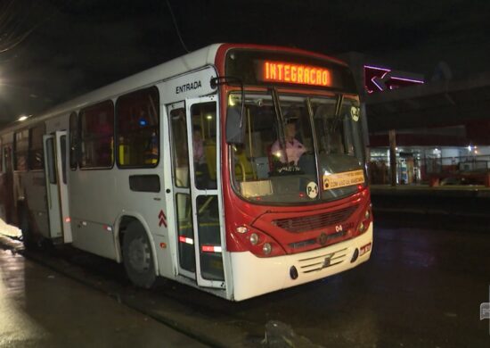 Dois suspeitos assaltam ônibus da linha 418 na Zona Leste de Manaus. Foto: Reprodução/ TV Norte Amazonas.