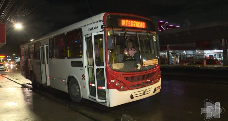 Dois suspeitos assaltam ônibus da linha 418 na Zona Leste de Manaus. Foto: Reprodução/ TV Norte Amazonas.