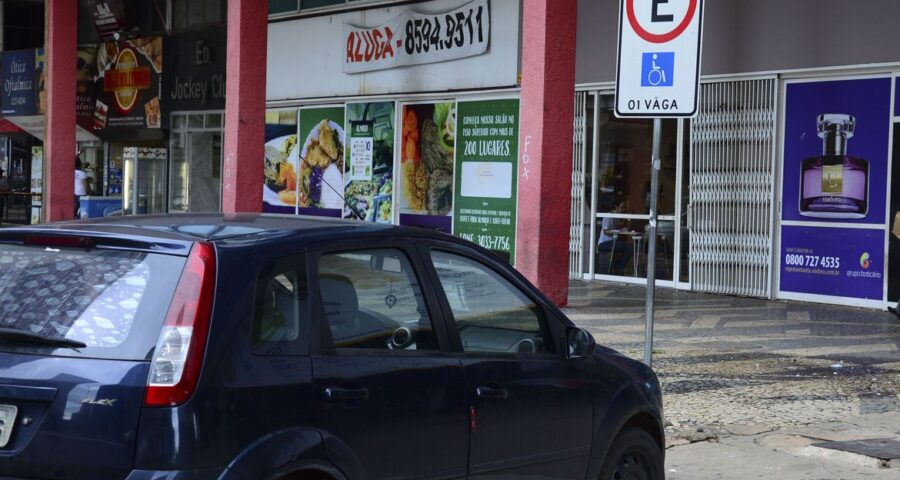 PL que prevê estacionamento grátis para idosos e PCD segue em tramitação no Senado - Foto: Arquivo/Agência Brasil