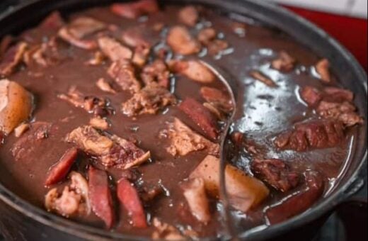 feijoada-solidaria-crianca-doenca-rara-manaus-foto-divulgacao