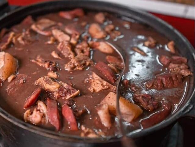 feijoada-solidaria-crianca-doenca-rara-manaus-foto-divulgacao