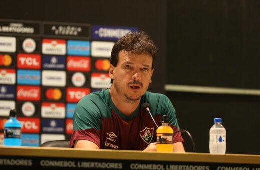 Fernando Diniz durante coletiva após goleada histórica contra o River Plate, na útima terça (2), no Maracanã - Foto: Marcelo Gonaçalves/FFC/divulgação