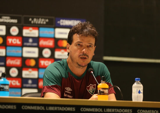 Fernando Diniz durante coletiva após goleada histórica contra o River Plate, na útima terça (2), no Maracanã - Foto: Marcelo Gonaçalves/FFC/divulgação