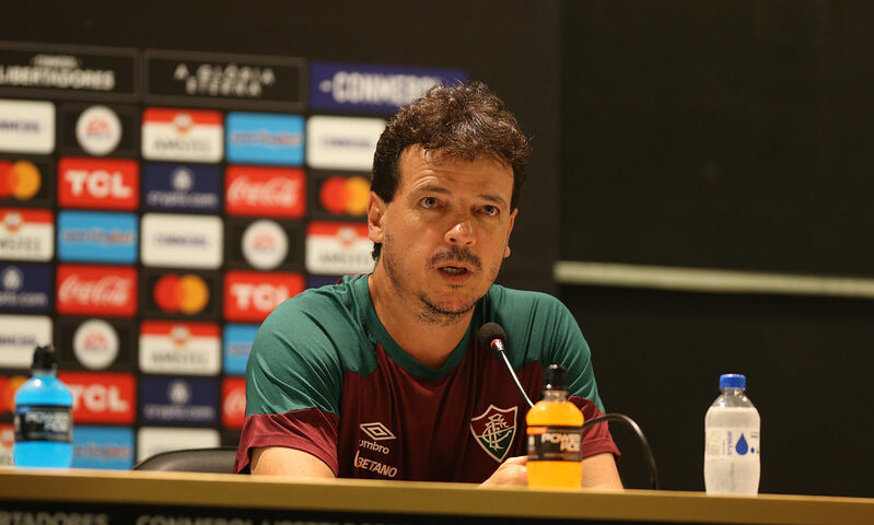 Fernando Diniz durante coletiva após goleada histórica contra o River Plate, na útima terça (2), no Maracanã - Foto: Marcelo Gonaçalves/FFC/divulgação