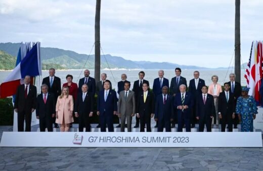 Presidente Lula com outros líderes mundiais durante encontro do G7 em Hiroshima, no Japão, maio de 2023. — Foto: BRENDAN SMIALOWSKI / POOL