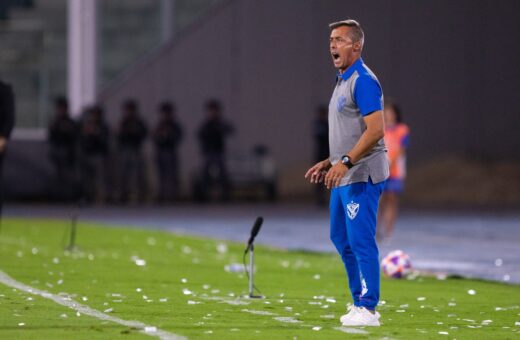 Hernán Manrique comandando o time reserva do Vélez - Foto: Reprodução/Twitter @Velez