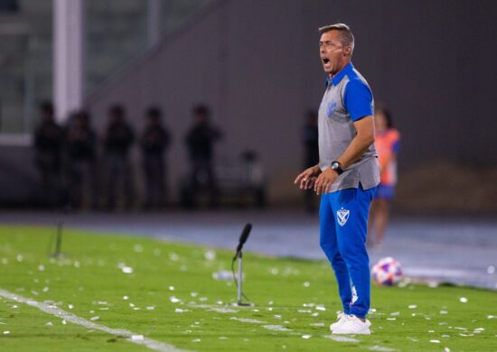 Hernán Manrique comandando o time reserva do Vélez - Foto: Reprodução/Twitter @Velez