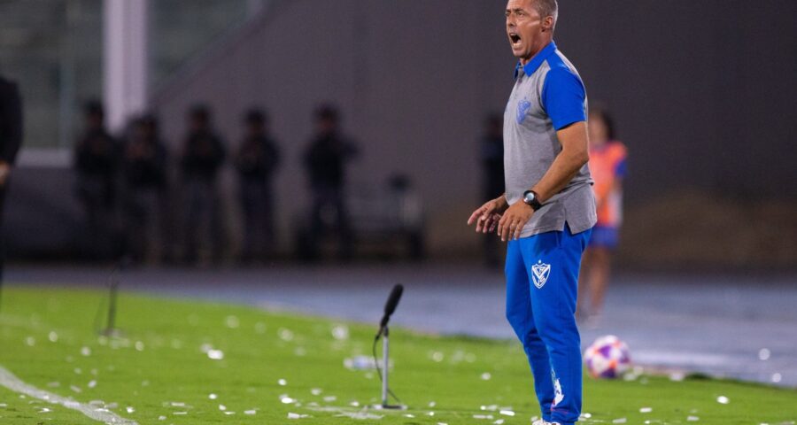 Hernán Manrique comandando o time reserva do Vélez - Foto: Reprodução/Twitter @Velez