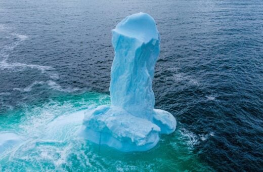 Iceberg com formato de pênis registrado na costa do Canadá - Foto: Reprodução/Facebook @kjpretty