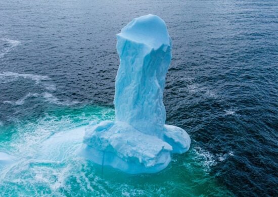 Iceberg com formato de pênis registrado na costa do Canadá - Foto: Reprodução/Facebook @kjpretty