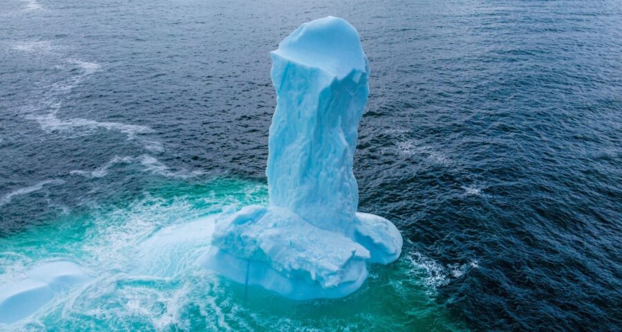 Iceberg com formato de pênis registrado na costa do Canadá - Foto: Reprodução/Facebook @kjpretty