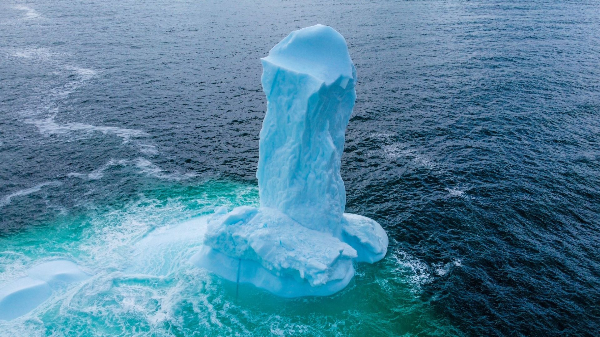 Iceberg com formato de pênis registrado na costa do Canadá - Foto: Reprodução/Facebook @kjpretty