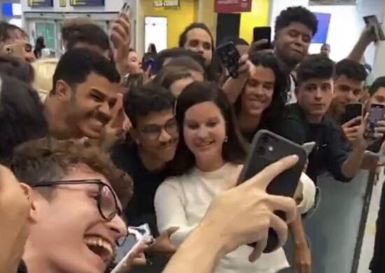 Simpatia e carisma: Lana Del Rey atende fãs em aeroporto no RJ - Foto: Reprodução/Twitter @arianabixona