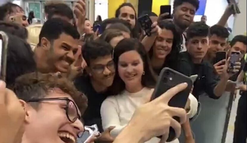 Simpatia e carisma: Lana Del Rey atende fãs em aeroporto no RJ - Foto: Reprodução/Twitter @arianabixona