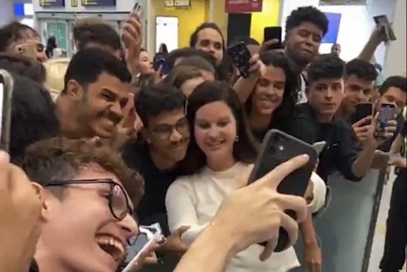 Simpatia e carisma: Lana Del Rey atende fãs em aeroporto no RJ - Foto: Reprodução/Twitter @arianabixona